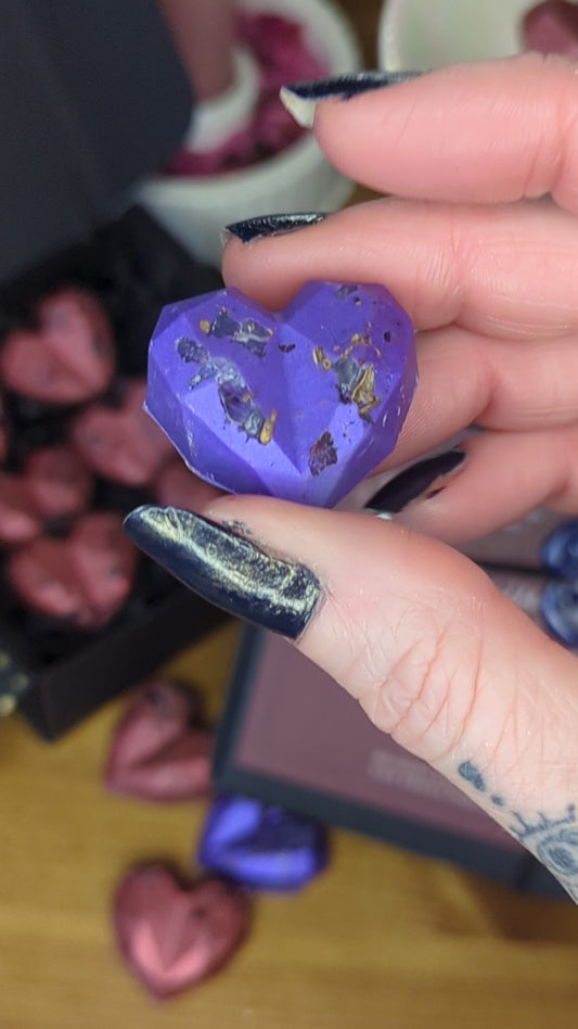 Self-love meets seduction  10 Lost Cherry–inspired Crimson Temptress wax melts plus 3 aphrodisiac melts, infused with crystals and dried flowers. Romantic, indulgent, and made for candlelit rituals.